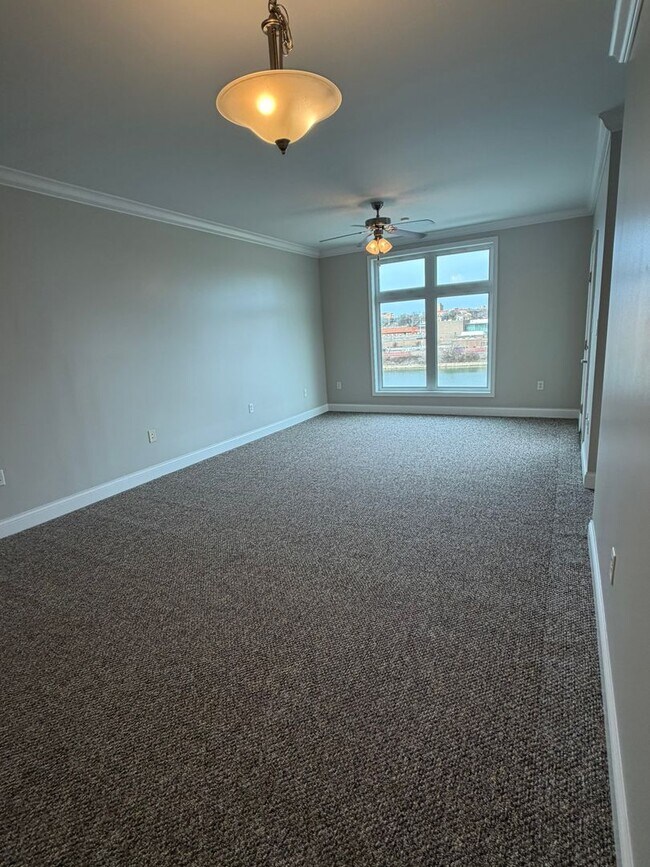 Building Photo - **Stunning Waterfront Condo in Downtown Knoxville**  2 Bedroom, 2 bath Fully renovated! Available...