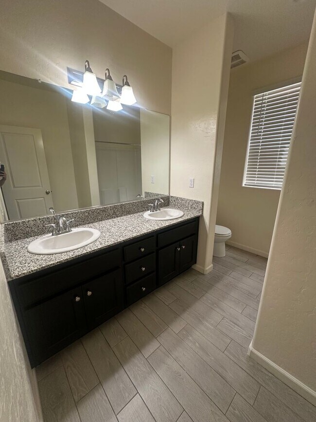 Building Photo - Nearly New 4 bedroom 2.5 bathroom