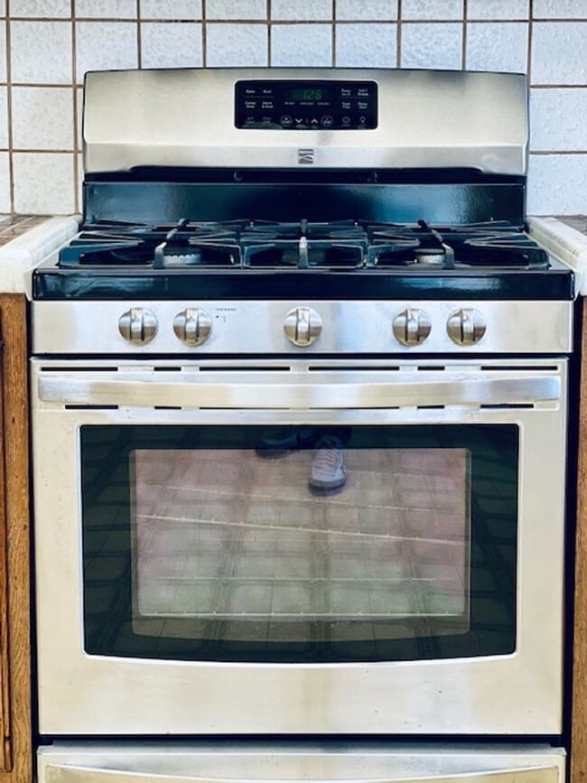 Building Photo - Spacious 2 bedroom 1 bath house for rent with large Garage & off st. parking