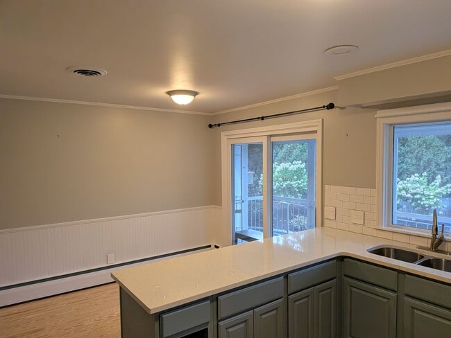 Building Photo - Gorgeous 4 Bed, 3 Bed House for Rent in Me...