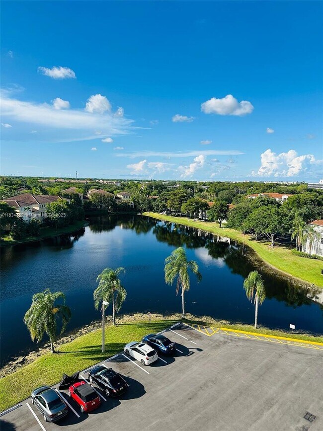 Building Photo - 250 Jacaranda Dr