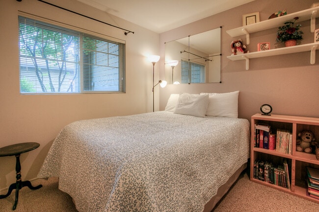 Building Photo - Beautiful 3 Bedroom Bordeaux Condo with 2 ...