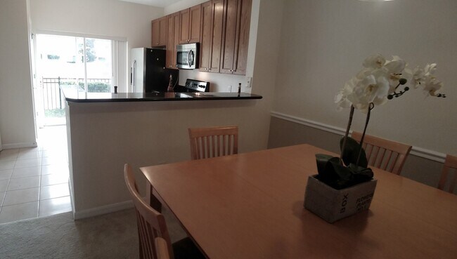 Building Photo - Beautiful Furnished 2/2.5  Pool View Condo x Rent Close to Universities.