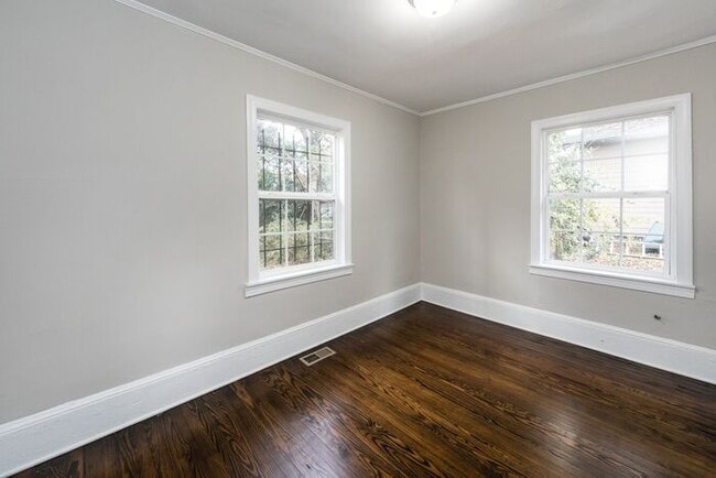 Building Photo - Recently Updated 1BA/1BA Duplex Home with ...