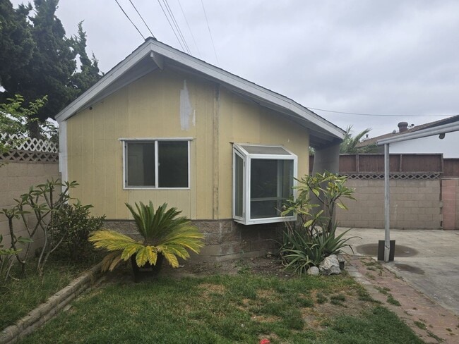 Building Photo - 10280 Western Ave