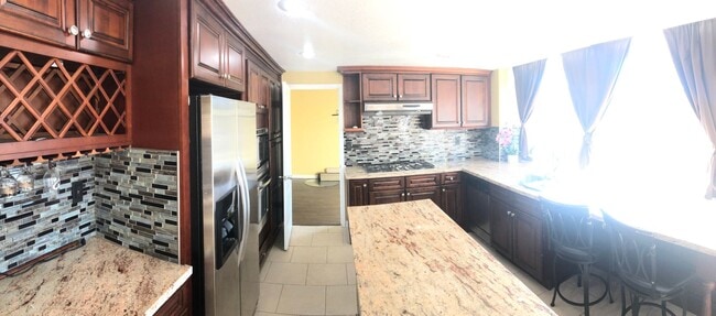 Building Photo - Beautiful 4 bedroom / 3 bathroom Heritage Home with Pool, Spa and Solar!