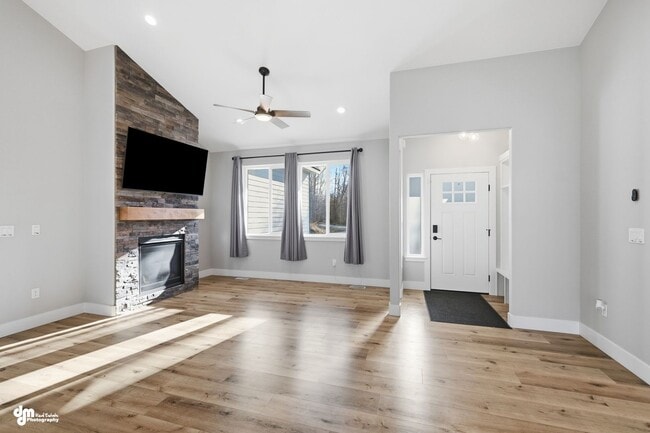 Building Photo - 4 Bedroom | 2.5 Bathroom | 2 Car Garage - Convenient Location!