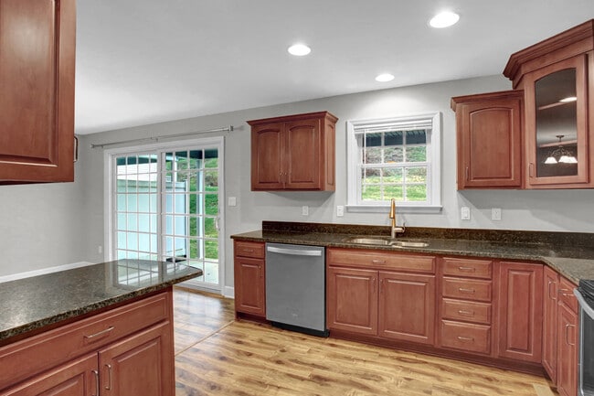 Building Photo - 16 Lismore Pl