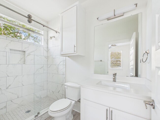 Building Photo - Modern Freestanding Condo with Private Yard Near Downtown Austin