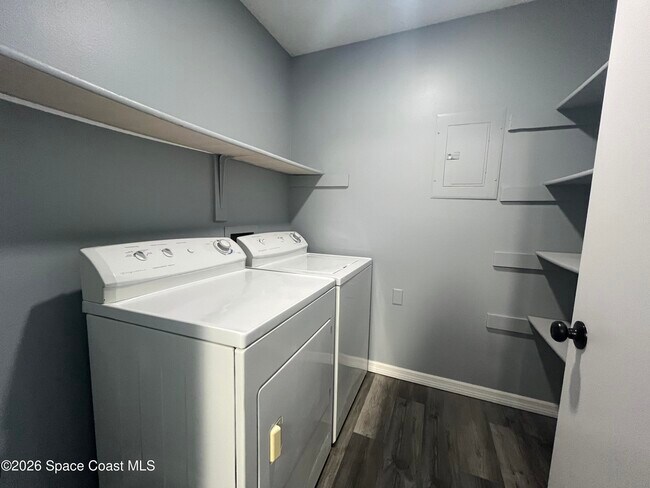 Building Photo - 225 S Tropical Trail