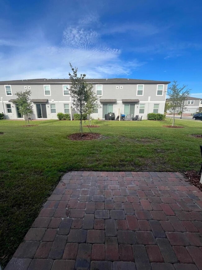 Building Photo - "Charming 3-Bed Townhouse with 2.5 Baths in St. Cloud's Serene Burrowing Owl Loop!"