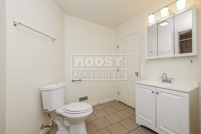 Building Photo - 5 bed 3.5 Bath Single Family Home Available in Dayton