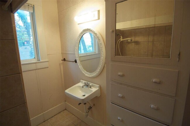 Building Photo - 1107A W 22nd St