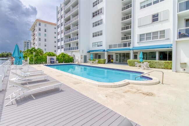 Building Photo - 9381 E Bay Harbor Dr