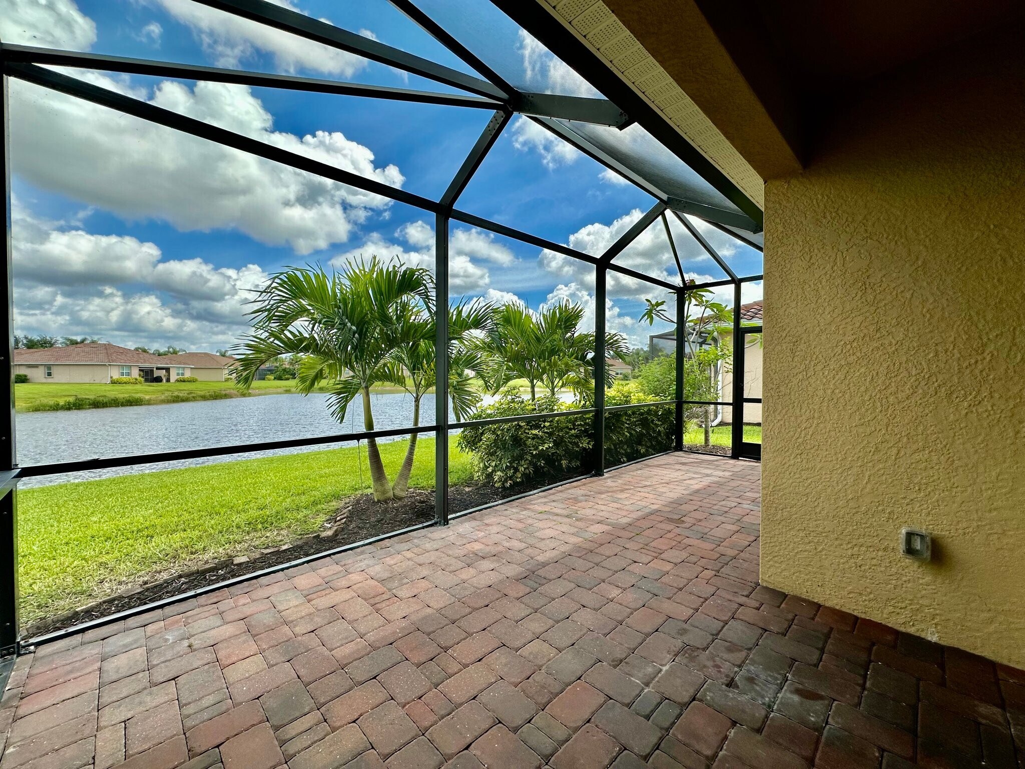 Building Photo - 1823 Alameda Dr