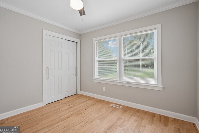 Building Photo - 1335 E Washington Ave