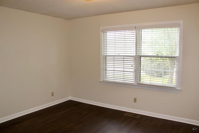 Building Photo - 1004 Ridge Cir S
