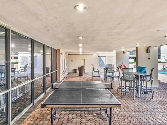 Building Photo - 20301 W Country Club Dr