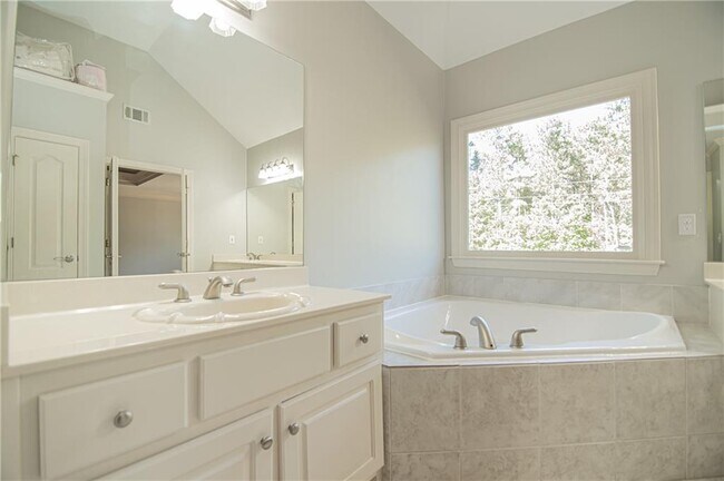 Building Photo - 4012 Erin Dr