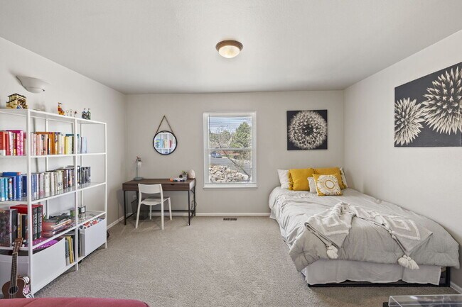 Building Photo - Spacious 6-Bedroom Broadmoor Rental with M...