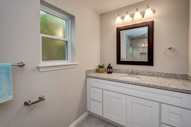 Building Photo - 158 Bluebonnet St