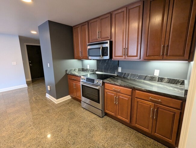 Building Photo - Spacious 1 Bedroom 1.5 Bathroom Downtown Condo