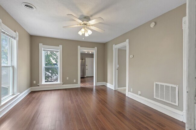 Building Photo - 3BR/1Bath + Office Area Available Sept 12t...