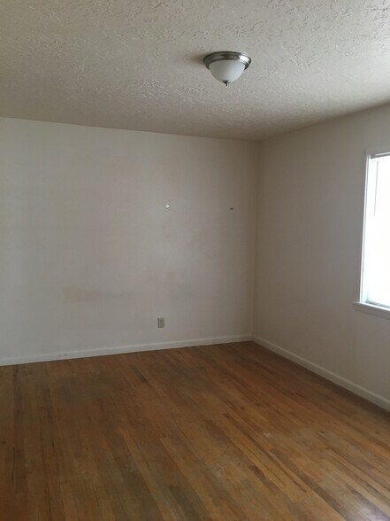 Building Photo - 1204 W Maple St