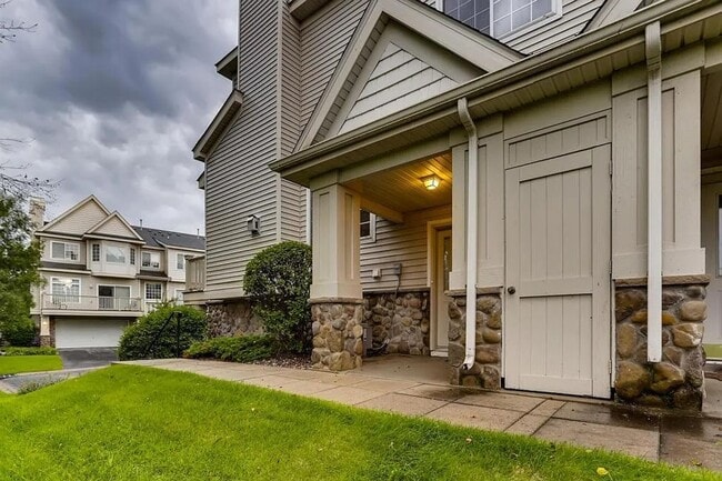 Building Photo - Bright End-Unit 2BD Townhome with Fireplace, Deck & Big Bedrooms