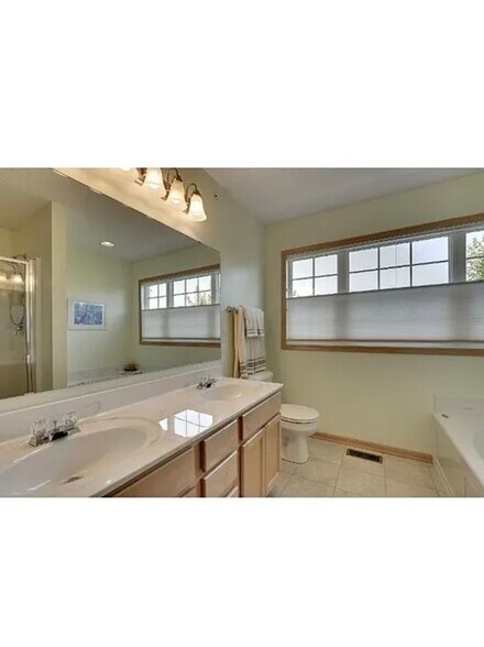 Building Photo - 15524 Lilac Dr