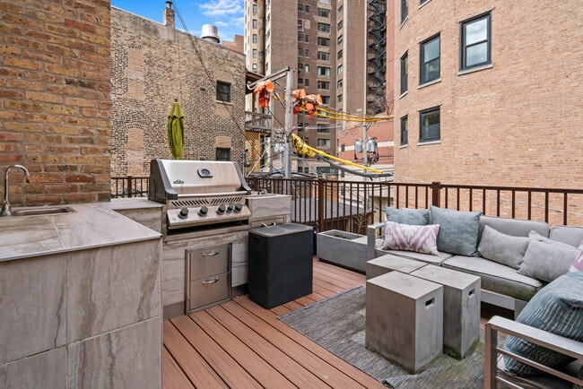 Building Photo - 2113 N Clark St