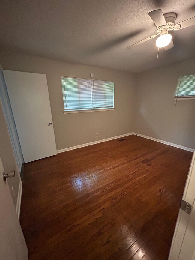 Building Photo - 3715 Rollingwood Dr