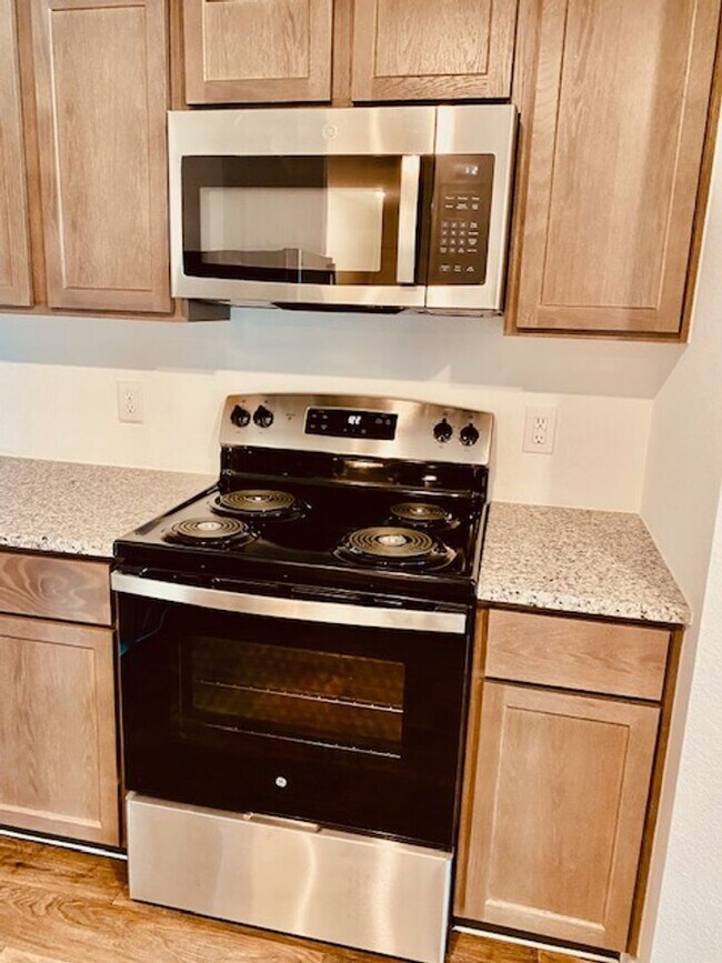 Building Photo - Beautiful Brand New 3 bedroom 2 bath lease...