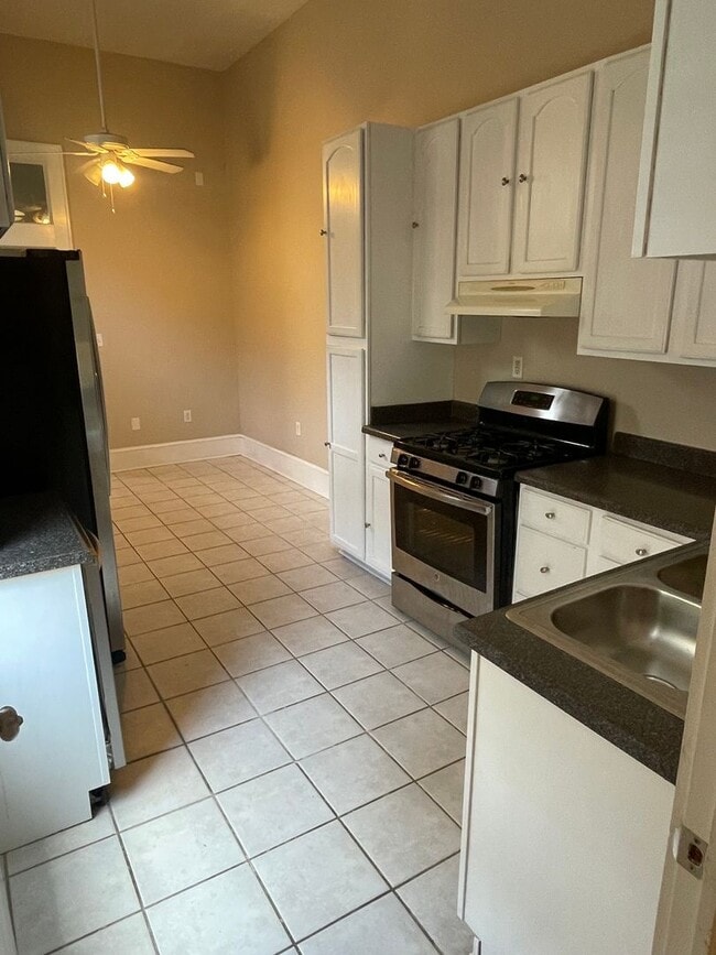 Building Photo - PRICE REDUCED! 1BD/1BA Shotgun with Laundry in Unit and Private Courtyard