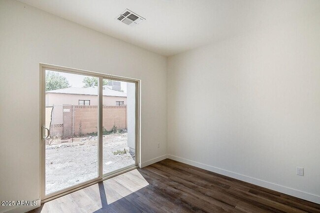 Building Photo - 1443 E Osborn Rd