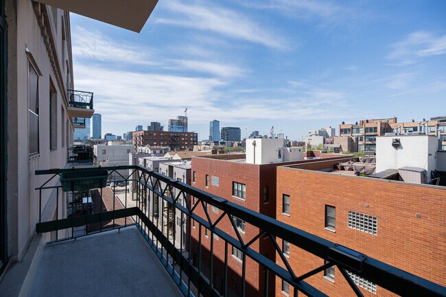 Building Photo - 680 N Green St