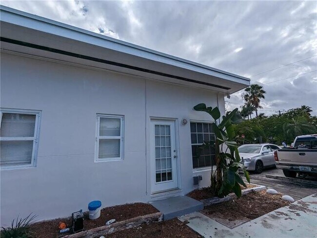 Primary Photo - 1100 NE 12th Ave