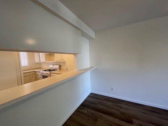 Building Photo - SHERMAN OAKS!!!: FANTASTIC 2 BEDROOM + 1 1...