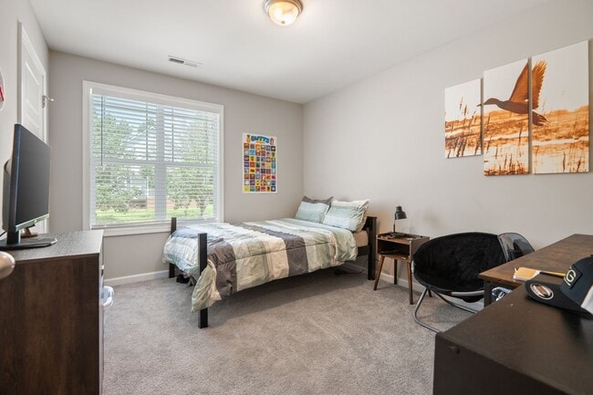 Building Photo - Modern 4 Bedroom Home in Quiet Clayton Nei...
