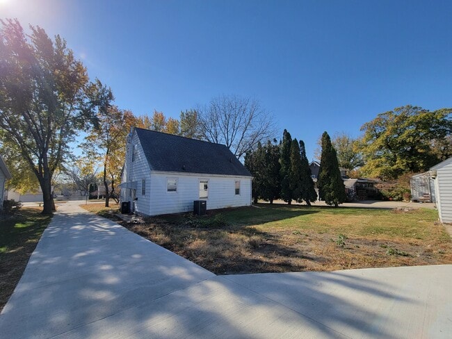 Building Photo - 1412 Rainbow Dr