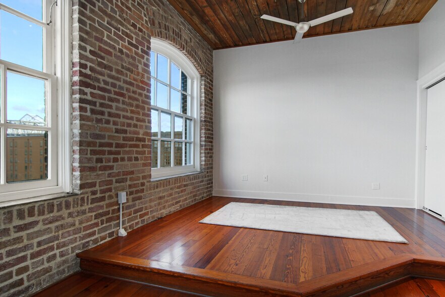 Building Photo - 1107 S Peters St