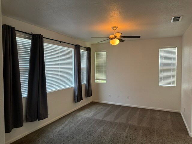 Building Photo - Gorgeous Modesto Home 3 Bedroom 2.5 Bathroom