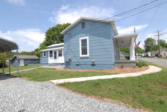 Building Photo - APPLICATIONS PENDING! Charming blue renova...