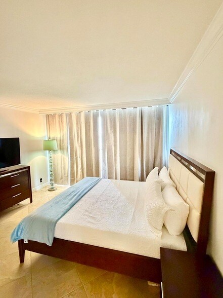 Building Photo - 5400 N Ocean Dr