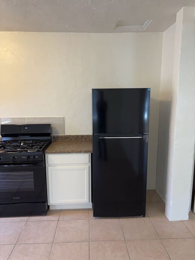 Building Photo - 204 W Kelso St