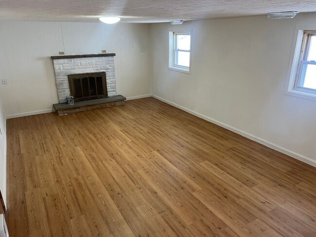 Building Photo - Updated 3-Bed Ranch in Plain Local Schools! Fenced Yard & Jetted Tub