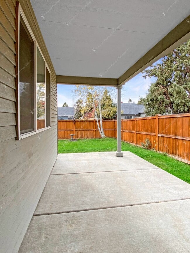 Building Photo - Single-level 3 BR-2BA Home in SE Bend