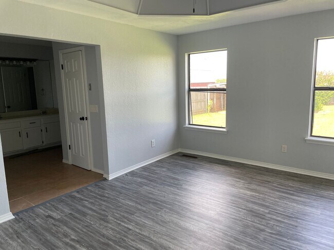 Building Photo - Completely remodeled and ready for move in...