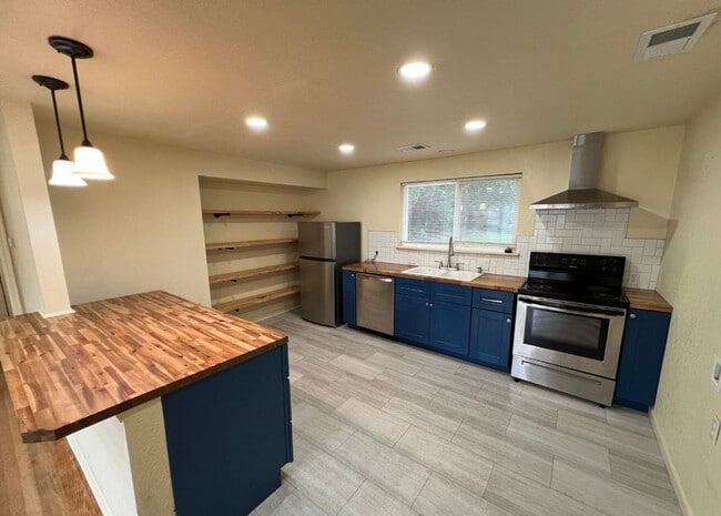 Building Photo - Stylish 2-Bed Home with Modern Kitchen & S...