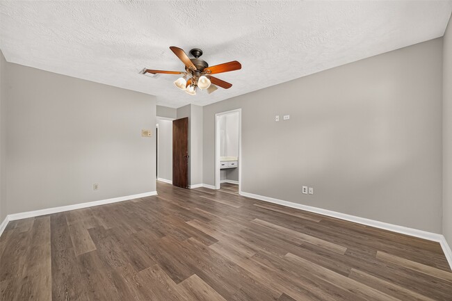 Building Photo - 11710 N Petersham Dr